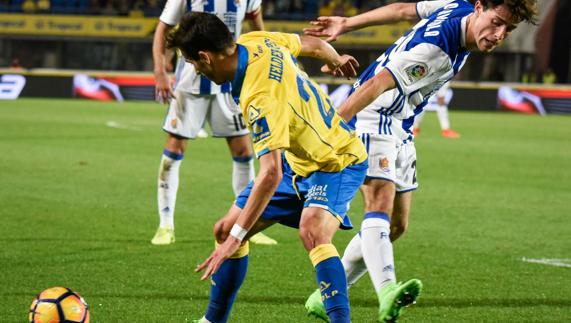 Hélder Lopes (i) y Zubeldia pelean por el balón. 