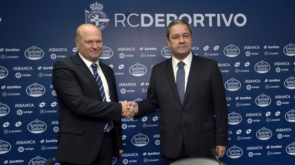 Pepe Mel estrecha la mano del presidente del Deportivo, Tino Fernández. 