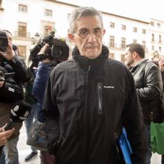 El padre Román llega al juzgado en Granada.