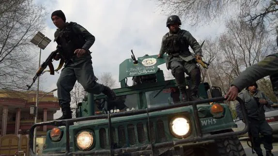Policías llegan al hospital atacado en Kabul. 