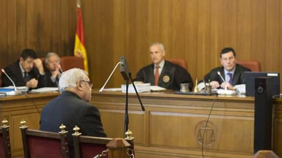 El prelado, el pasado viernes, frente al tribunal que dictará la sentencia de Román.