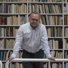 Miguel Pardeza, ante su extensa colección de libros.