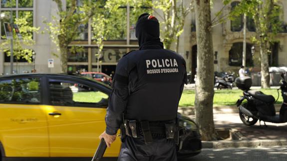 Un Mosso d'Esquadra patrulla en una céntrica calle de Barcelona.