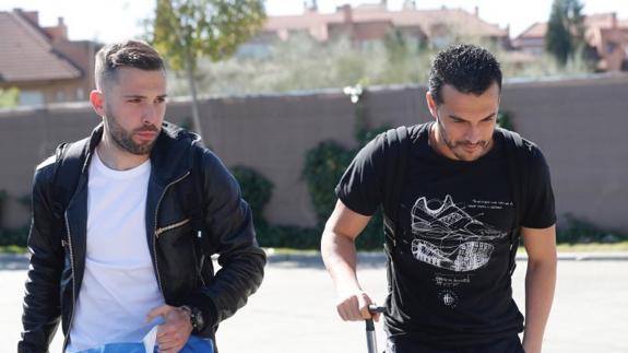 Pedro Rodríguez (d), a su llegada a Las Rozas junto a Jordi Alba. 