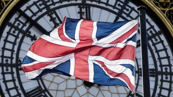 La bandera británica ondea ante el Big Ben, en Londres.