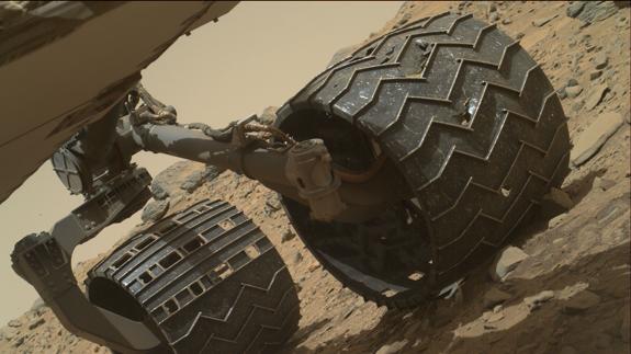 El Curiosity tiene dos pinchazos en una rueda