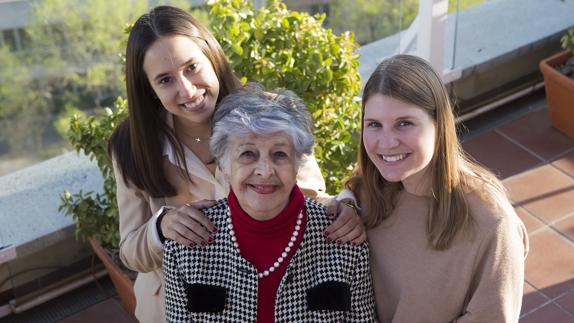 Mari, con sus nuevas nietas Nieves y Andrea. 