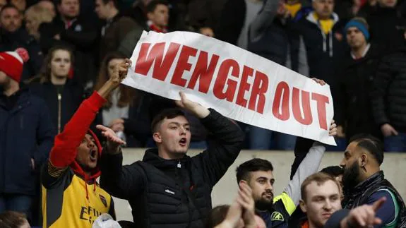 Aficionados del Arsenal piden la marcha del técnico Arsène Wenger. 