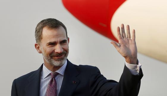 Felipe VI saluda a su llegada hoy, junto a la Reina Letizia, al aeropuerto de Tokio. 