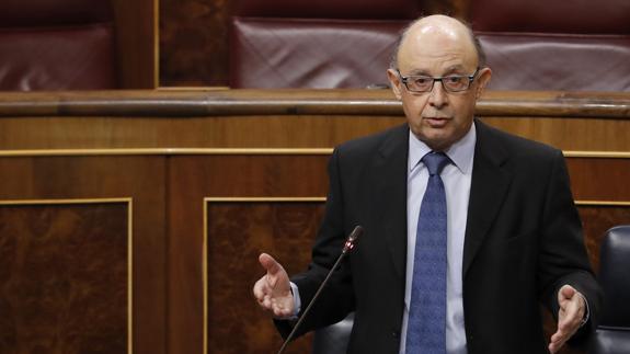 Cristóbal Montoro durante la sesión de control al Gobierno.