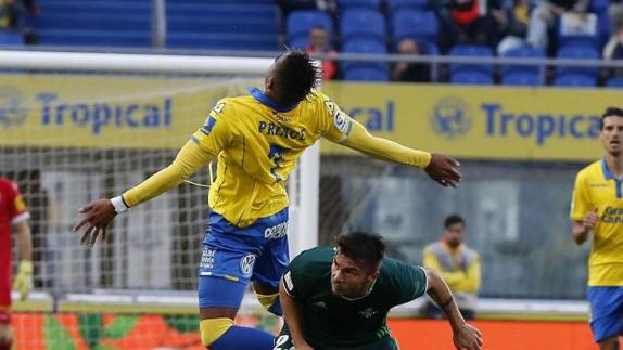 Boateng intenta controlar un balón. 