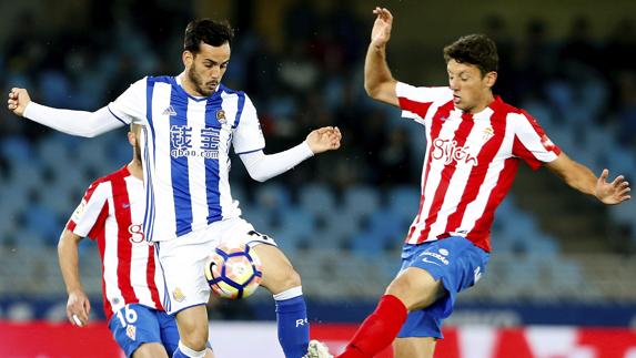 Juanmi disputa un balón con Mikel Vesga. 