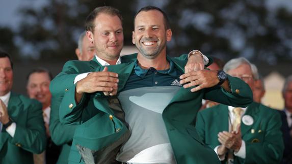 García recibe su primera chaqueta verde como ganador de Augusta. 