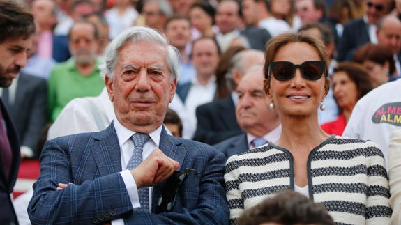 Mario Vargas Llosa e Isabel Preysler, en La Maestranza.