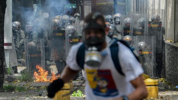 Enfrentamientos durante la manifestación opositora en Caracas.