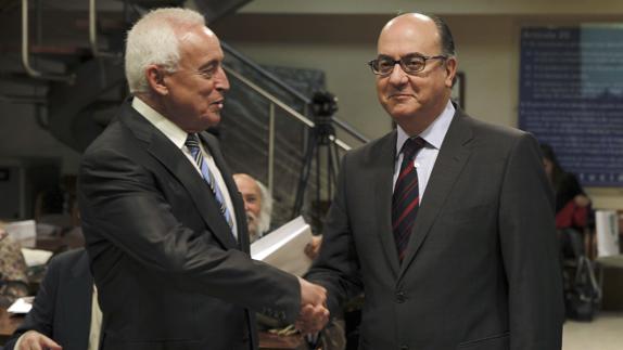 A la derecha, José María Roldán, presidente de la AEB.
