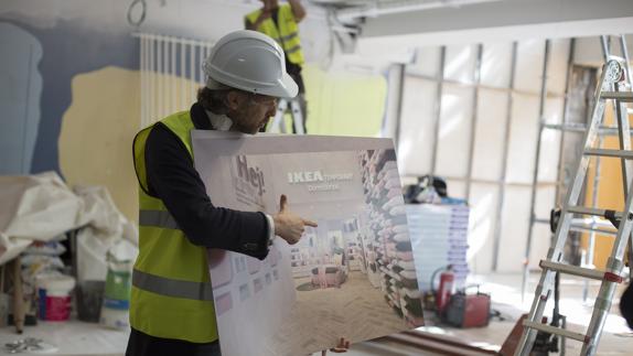 Lorenzo Meazza, responsable de interiorismo, muestra una imagen de la futura tienda. 