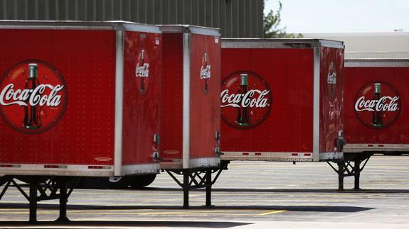 Varios camiones de Coca-Cola.