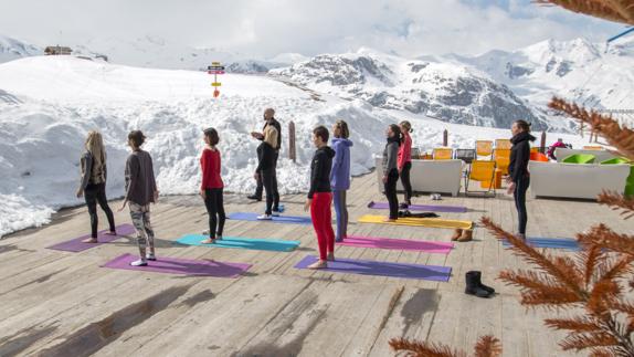 Usuarios en un retiro de yoga en la estación francesa