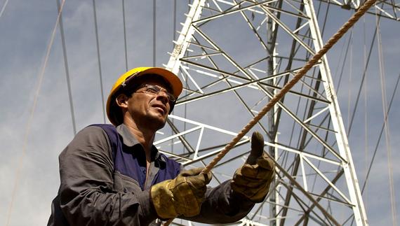 Trabajadores de Red Electrica , en una linea de Alta Tension.