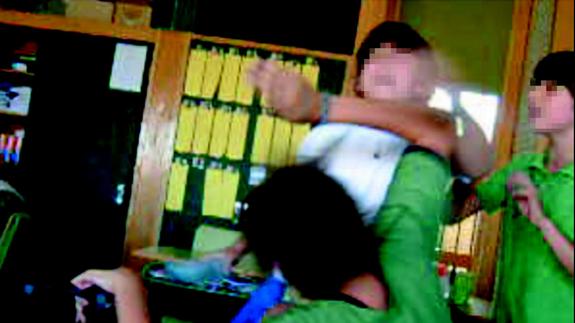 Niño de 11 años es agredido por compañeros de clase en el Colegio Suizo de Alcobendas (Madrid). 