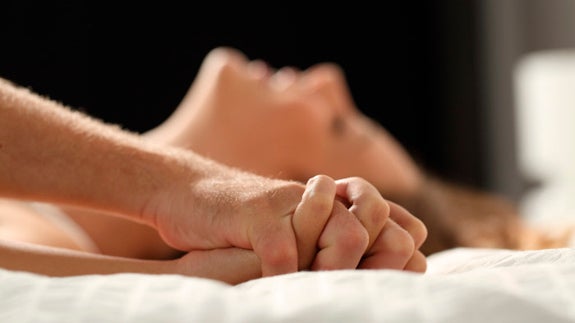 Pareja en la cama.