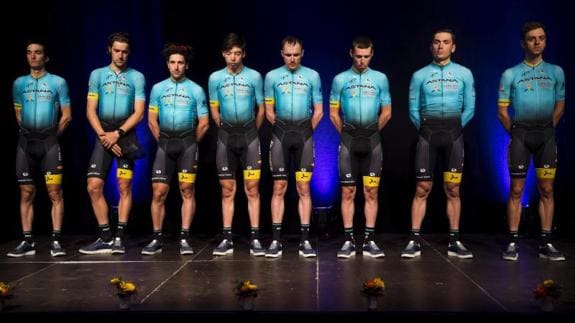 Homenaje de los ciclistas del Astana a Scarponi. 