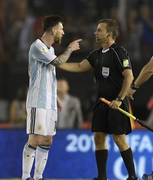 Leo Messi habla con el asistente del Argentina-Chile. 