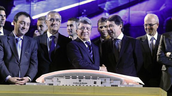 Enrique Cerezo, junto a una maqueta del Wanda Metropolitano. 