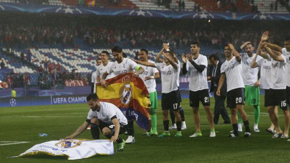 Nacho coloca la bandera del Real Madrid. 