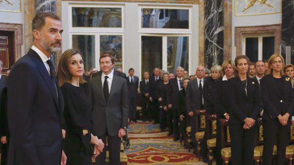 Los Reyes, a su llegada al funeral bajo la atenta mirada de las infantas Elena y Cristina. 