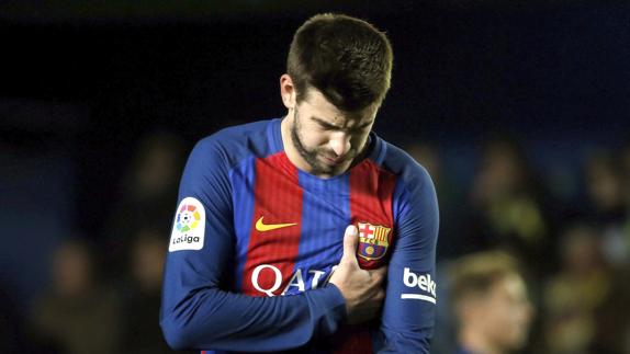 Piqué se duele en un partido. 