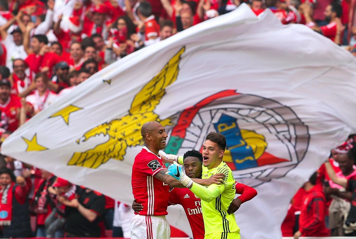 Varios jugadores del Benfica celebran uno de sus goles al Vitoria. 