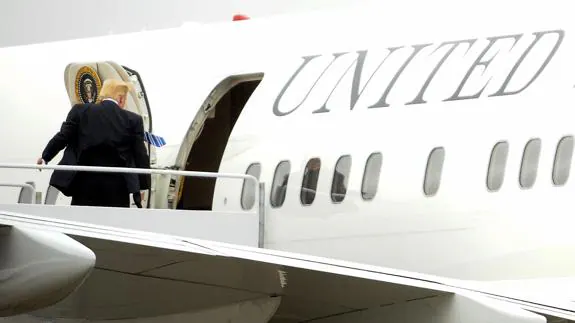 Donald Trump sube al avión presidencial.