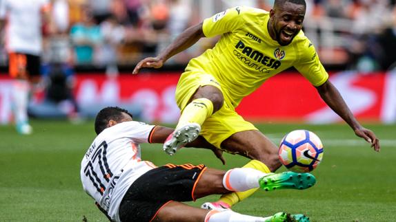 Nani entra a Bakambu. 