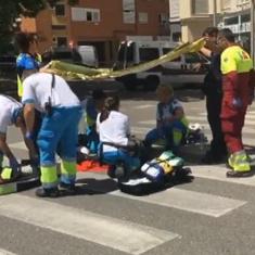 Los servicios de emergencias tratan de reanimar al peatón agredido.