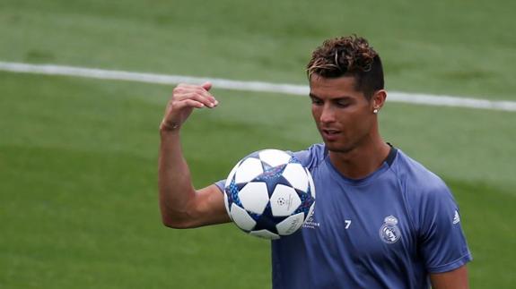Cristiano Ronaldo, durante el entrenamiento del martes en Valdebebas. 