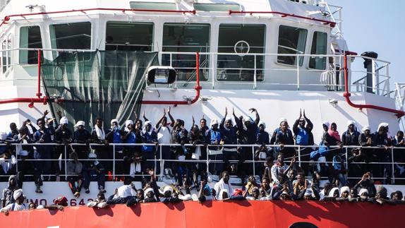 Inmigrantes llegan a Nápoles a bordo del 'Vos Prudence' de MSF. 