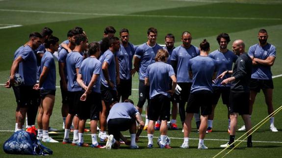 Los jugadores del Real Madrid escuchan a Zinedine Zidane en un entrenamiento. 