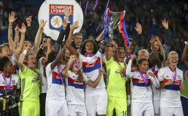 Las jugadores del Lyon celebran con la copa. 