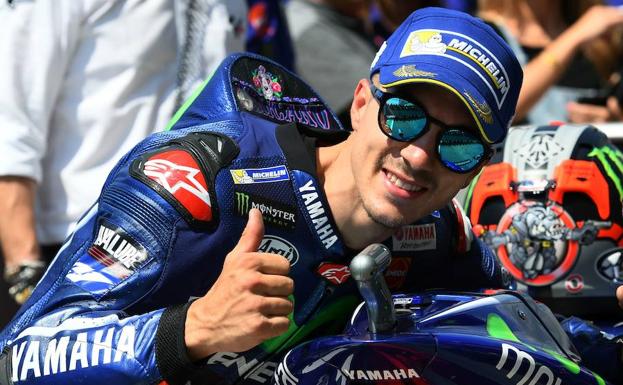 Maverick Viñales celebra su 'pole'. 