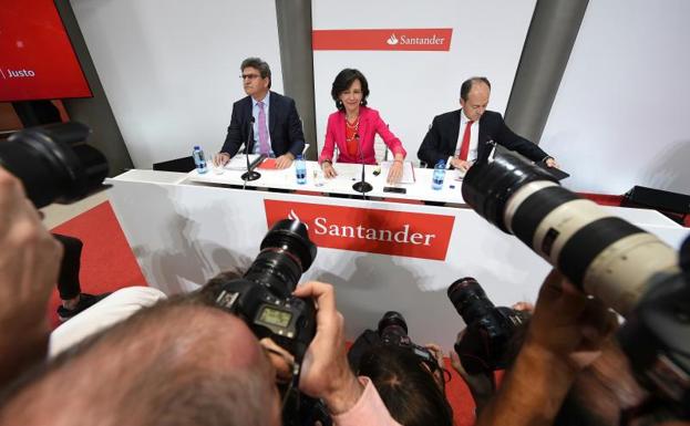 La presidenta del Banco Santander, durante su comparecencia.