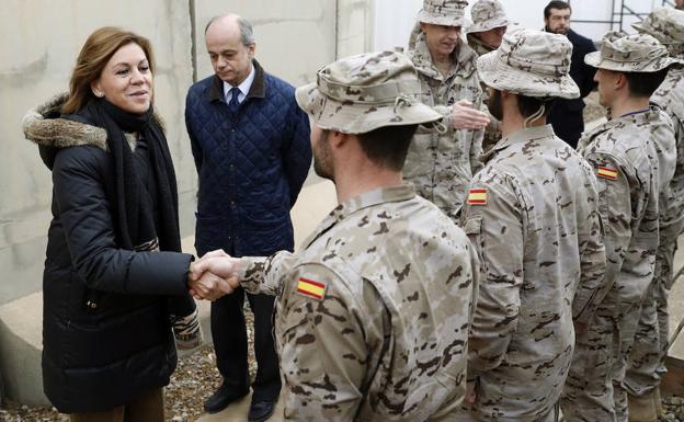 Cospedal saluda a los militares españoles en Bagdad.