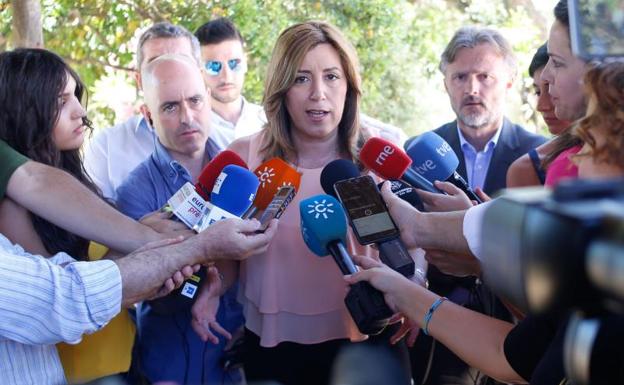 Susana Díaz, entre periodistas.