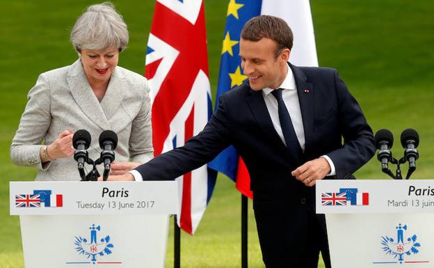 May (i) y Macron, durante su conferencia de prensa. 