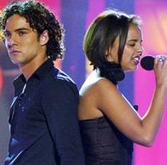 Bisbal y Chenoa cantaron 'Escondidos' en 'OT'.