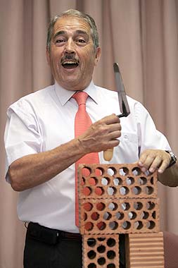 ESTRENO. Prado confiesa que nunca había cogido un palustre. / A. SALAS