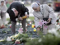 MEMORIA. Ofrenda ante un monumento de Varsovia que recuerda a los muertos en Katyn.