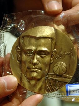 Yao Ming se hace de oro