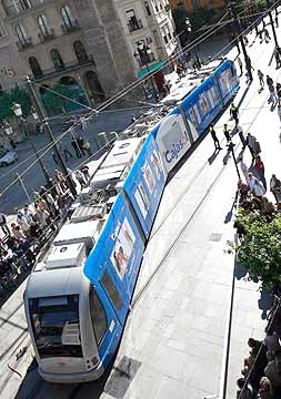 ACCIDENTADO. El tren ligero, tras salirse de su carril. / EFE